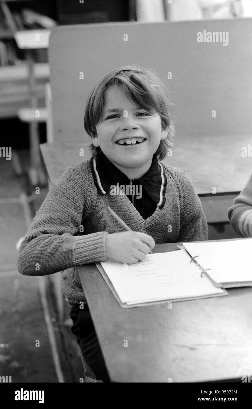 Rare : les enfants. Mangeur de feu. 9 ans Tony murs. Tony murs à ses études à la caravane de classe. Décembre 1976 Banque D'Images