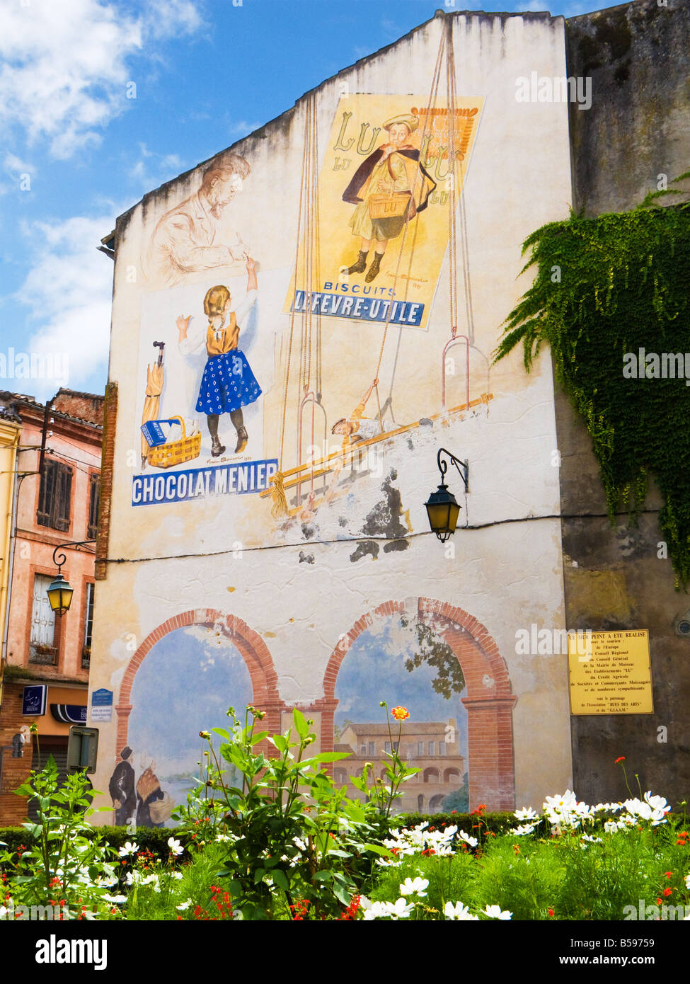 Vintage French publicité affiches peintes comme un art de la rue fresque à Moissac, Tarn et Garonne, France, Europe Banque D'Images