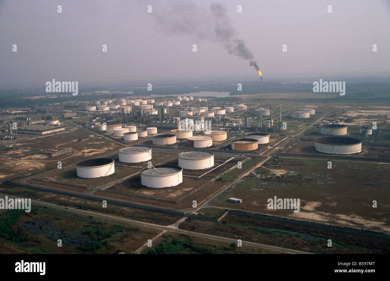 Les réservoirs de stockage dans la NNPC Nigerian National Petroleum Corporation raffinerie de pétrole en Afrique Nigeria Warri Banque D'Images