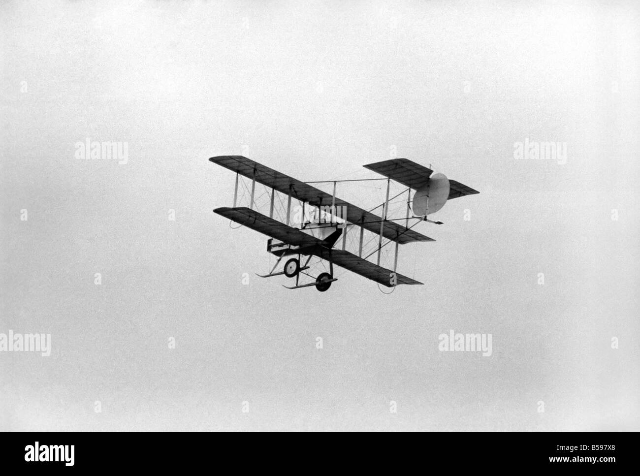 Vol d'essai de style 1915 avec Neil Williamson. White Waltham airfield sliped retour 60 ans ce matin lorsqu'une réplique d'un canon Vickers BVS 1915 a roulé jusqu'à l'extrémité du champ, puis a décollé. Piloté par l'un des meilleurs hommes de l'entreprise vol, Neil Williamson, le canon Bus a été mis à l'épreuve et le 1er mars quitte par bateau pour l'Afrique du Sud. L'avion est de figurer dans le film de Michael Klinger en train d'être tourné avec Lee Marvin et Roger Moore appelé 'Shout at the devil'. Le canon Vickers a été construit par I.E.S Bus Banque D'Images