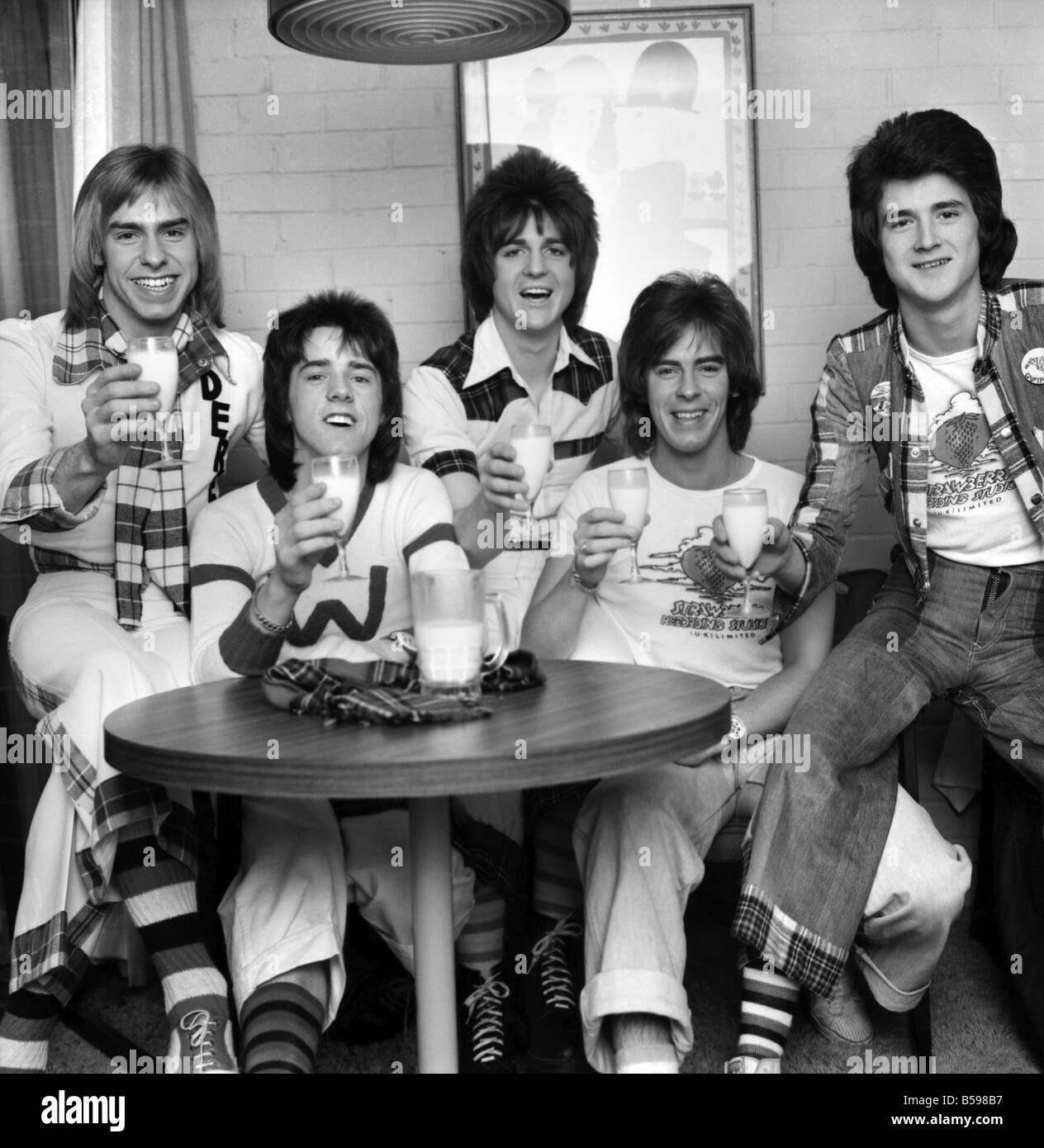 Bay City Rollers toast leur succès avec le lait. L. à R. Derek Longmuir Stuart Wood Eric Faulkner Longmuir Leslie Allan Mckeown. Banque D'Images