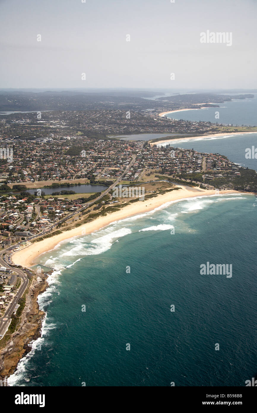 Vue aérienne nord-ouest de l'Amérique du Sud Plage Curl Dee Pourquoi Lagoon Beach maisons de banlieue Parade Carrington Sydney NSW Australie Banque D'Images