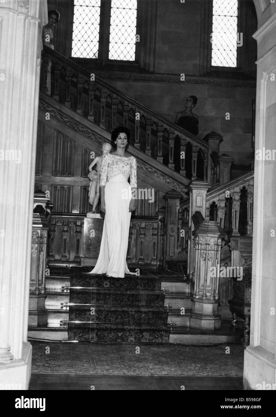 Fashions 1960 : défilé au Château Haut Clere, demeure de Lord Carnarvon. Les modèles sont vus ici sur l'escalier principal. 1960 Banque D'Images