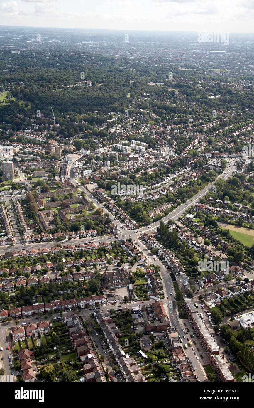 Vue aérienne de la banlieue sud-est de l'arbres maisons terrain de sport Hendon Way Crickewood Lane Hampstead Heath Londres NW2 SW3 UK Banque D'Images