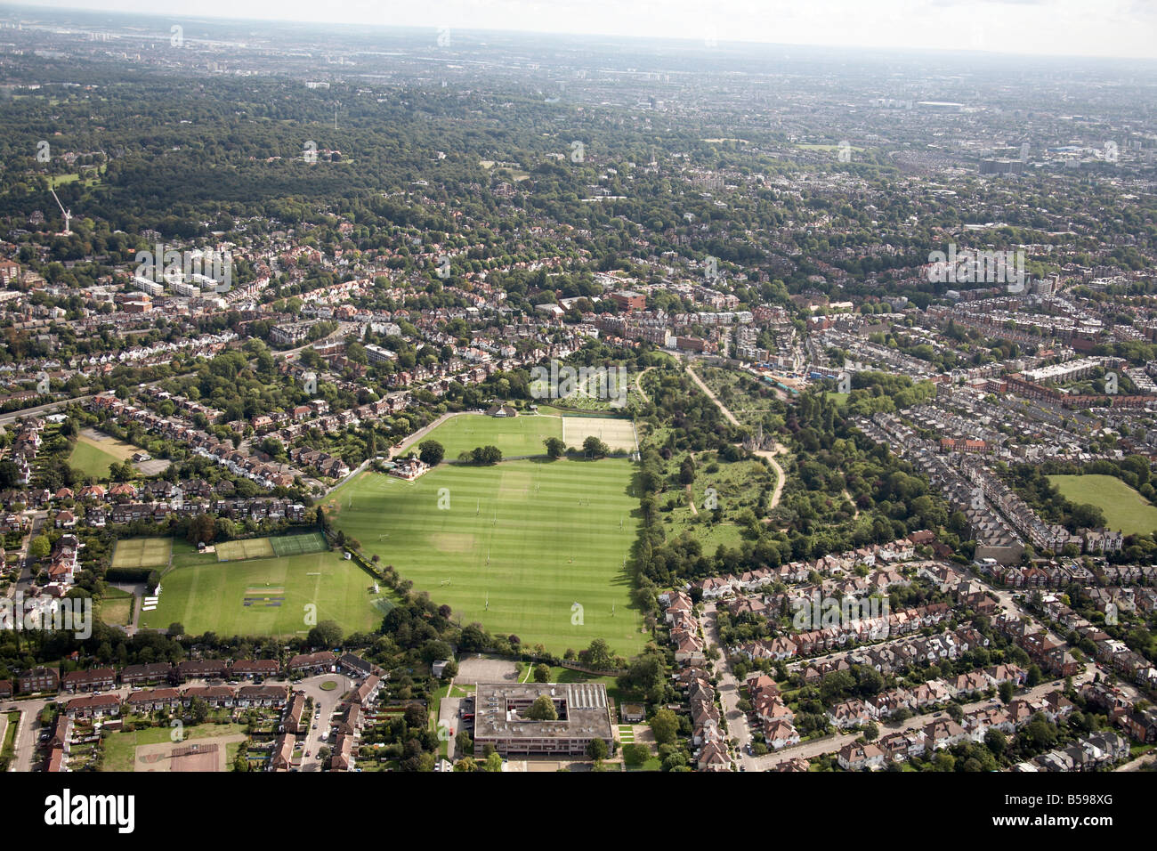 Vue aérienne au nord-est du cimetière de Fortune Hampstead Vert Terrain de sport maisons de banlieue arbres Hampstead Heath Londres NW6 SW2 W Banque D'Images