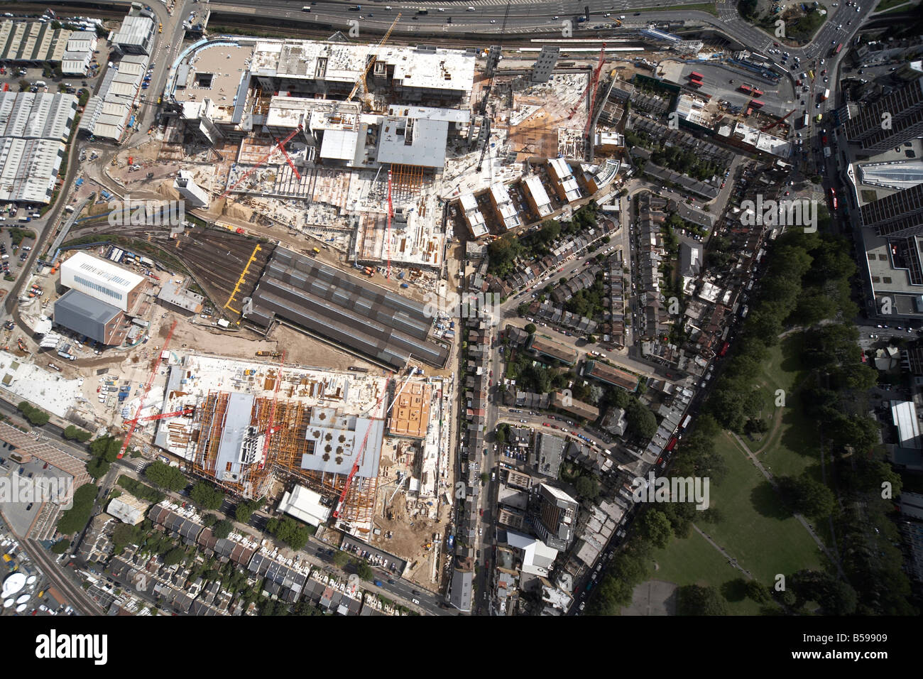 Vue aérienne au nord-est du site de construction de la ville blanche de Westfield West Cross route Shepherds Bush Common London W12 England UK Banque D'Images