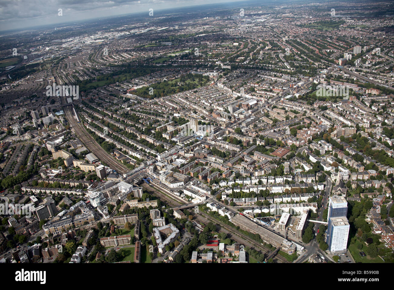 Vue aérienne nord-ouest de l'ascension et Kensal Kilburn Queens Park Willesden Lane maisons de banlieue de lignes de chemin de fer de cimetière Londres NW6 W Banque D'Images