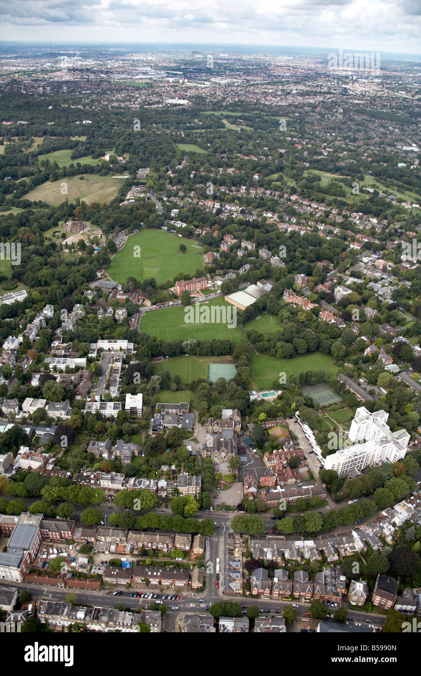 Vue aérienne de West Hampstead Heath Highgate School jeu terrain de sport maisons de banlieue de tours London N6 Angleterre U Banque D'Images