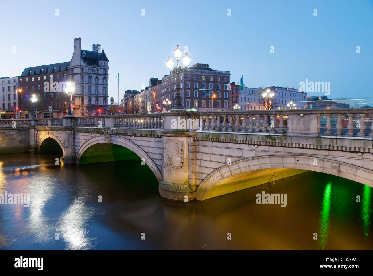 L'aube à O Connell Bridge en direction sud vers Westmoreland Street Dublin Ireland Banque D'Images