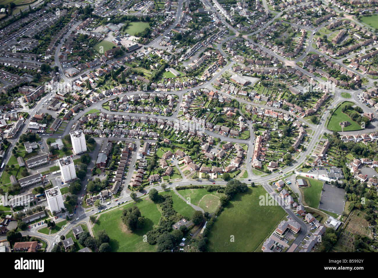 Vue aérienne de la banlieue sud-ouest de tours maisons terrains Highfield Lane Alexandra Road Dudley Angleterre UK High level Banque D'Images