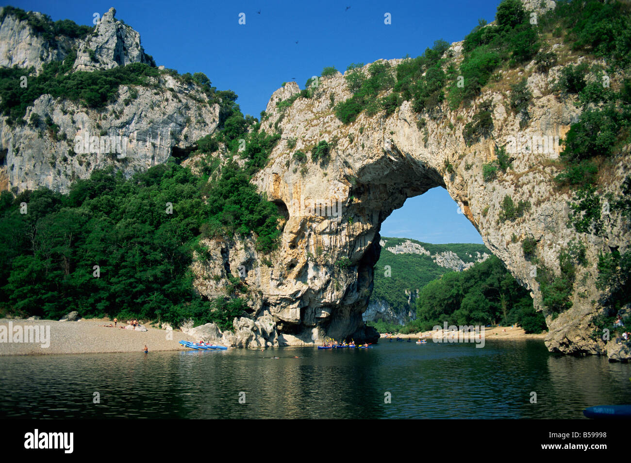 Le Pont d'Arc un rocher naturel apos voûte audessus de la rivière Ardèche dans les de l Le Pont d'Arc un rocher naturel apos voûte audessus de la rivière Ardèche dans les de l