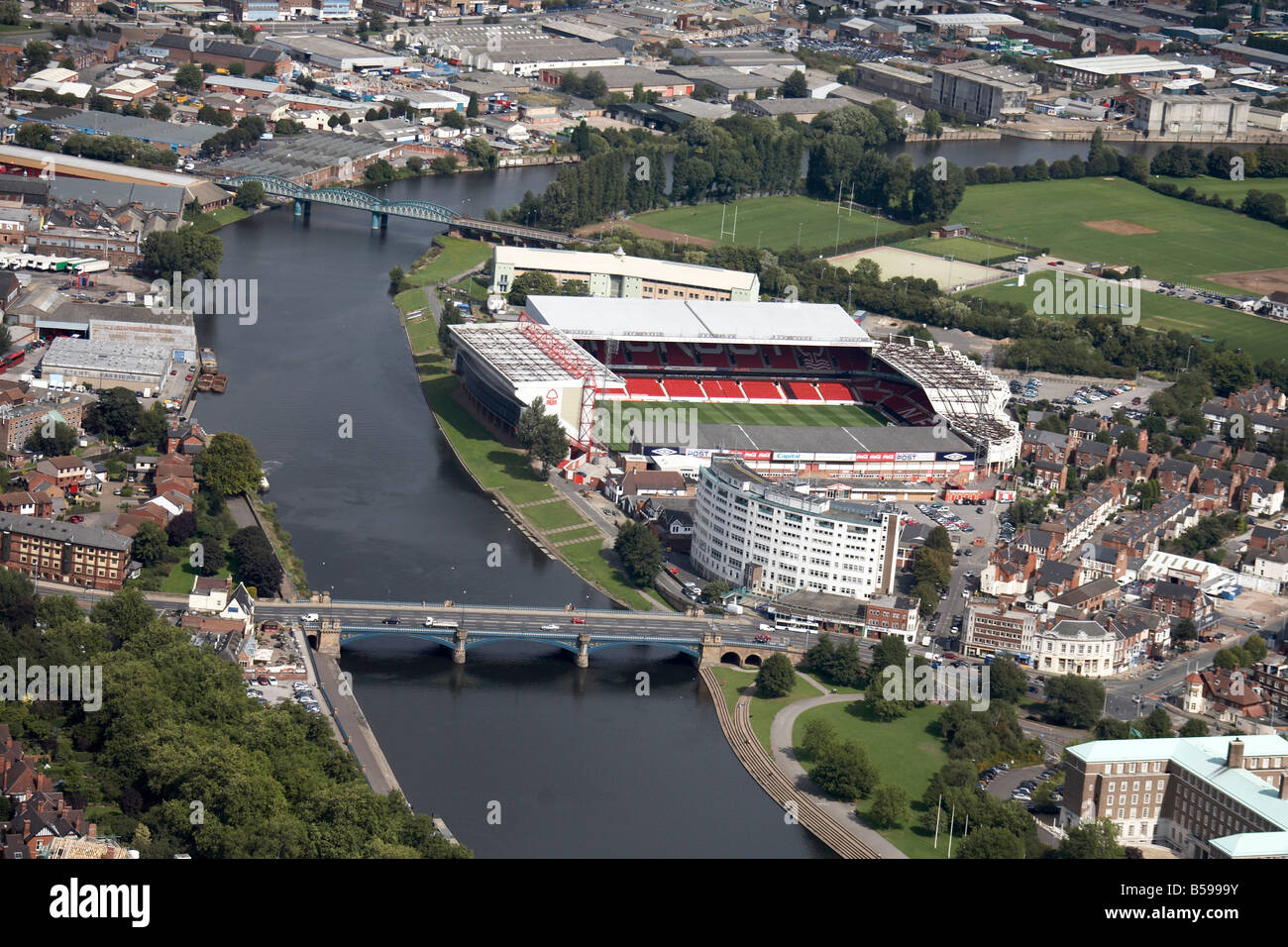 Vue aérienne au nord-est de la forêt de Nottingham City Stade de Football Terrain de sport Radcliffe Road River ponts Trent NG2 Angleterre U Banque D'Images