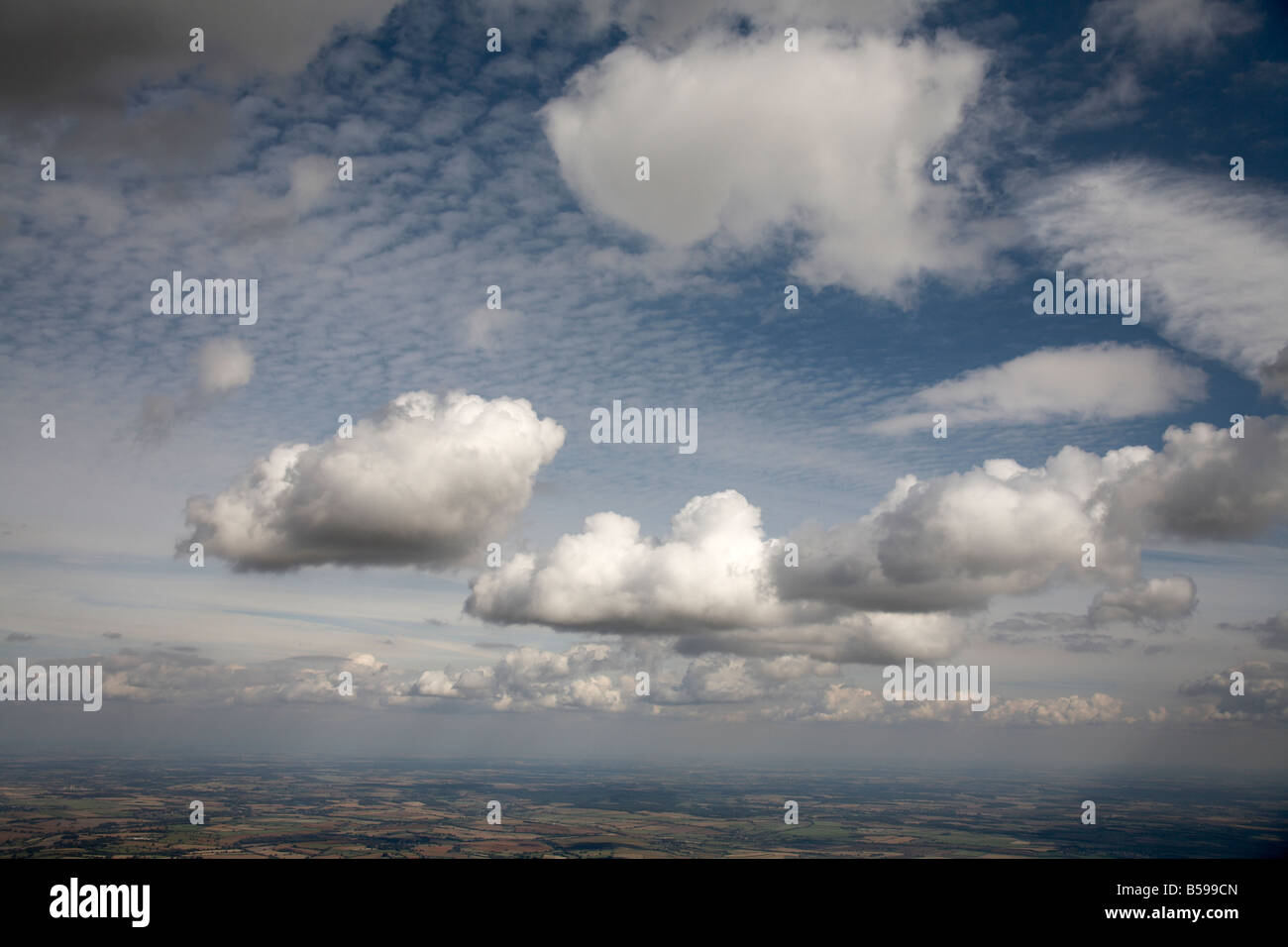 Résumé Vue aérienne nord-est de nuages contre ciel bleu et gris Leicestershire Angleterre Royaume-uni oblique de haut niveau Banque D'Images