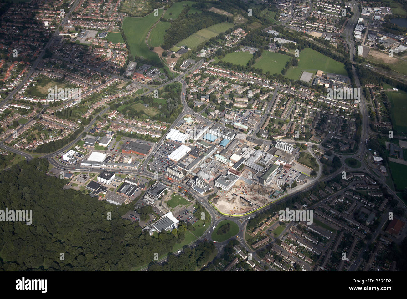 Vue aérienne au nord-est du parc industriel parc de vente au détail de maisons de banlieue les terrains de jeu du reboisement, Westcroft Way Northampton Corby Banque D'Images