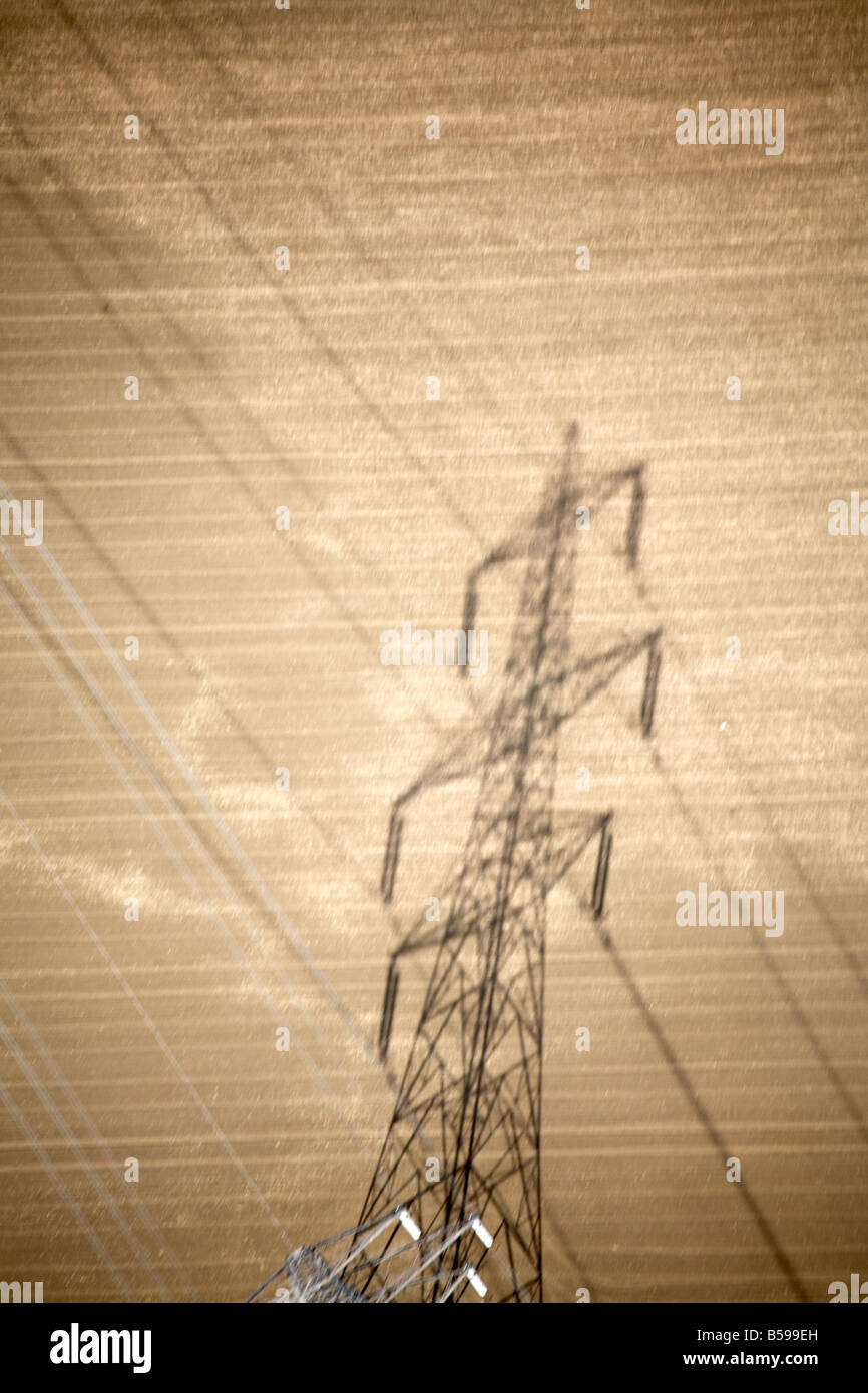 Résumé Vue aérienne nord-est de l'électricité pylône silhouette dans le champ pays Cambridgeshire England UK oblique de haut niveau Banque D'Images