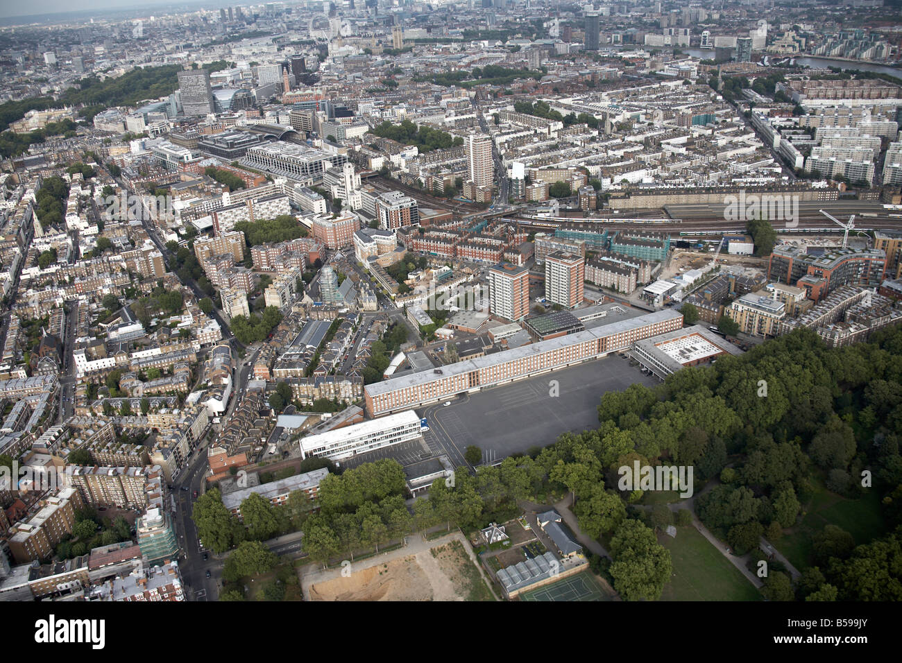 Vue aérienne au nord-est de Chelsea Barracks Lignes ferroviaires La gare de Victoria les bâtiments du centre-ville de tours Belgravia Lo Banque D'Images