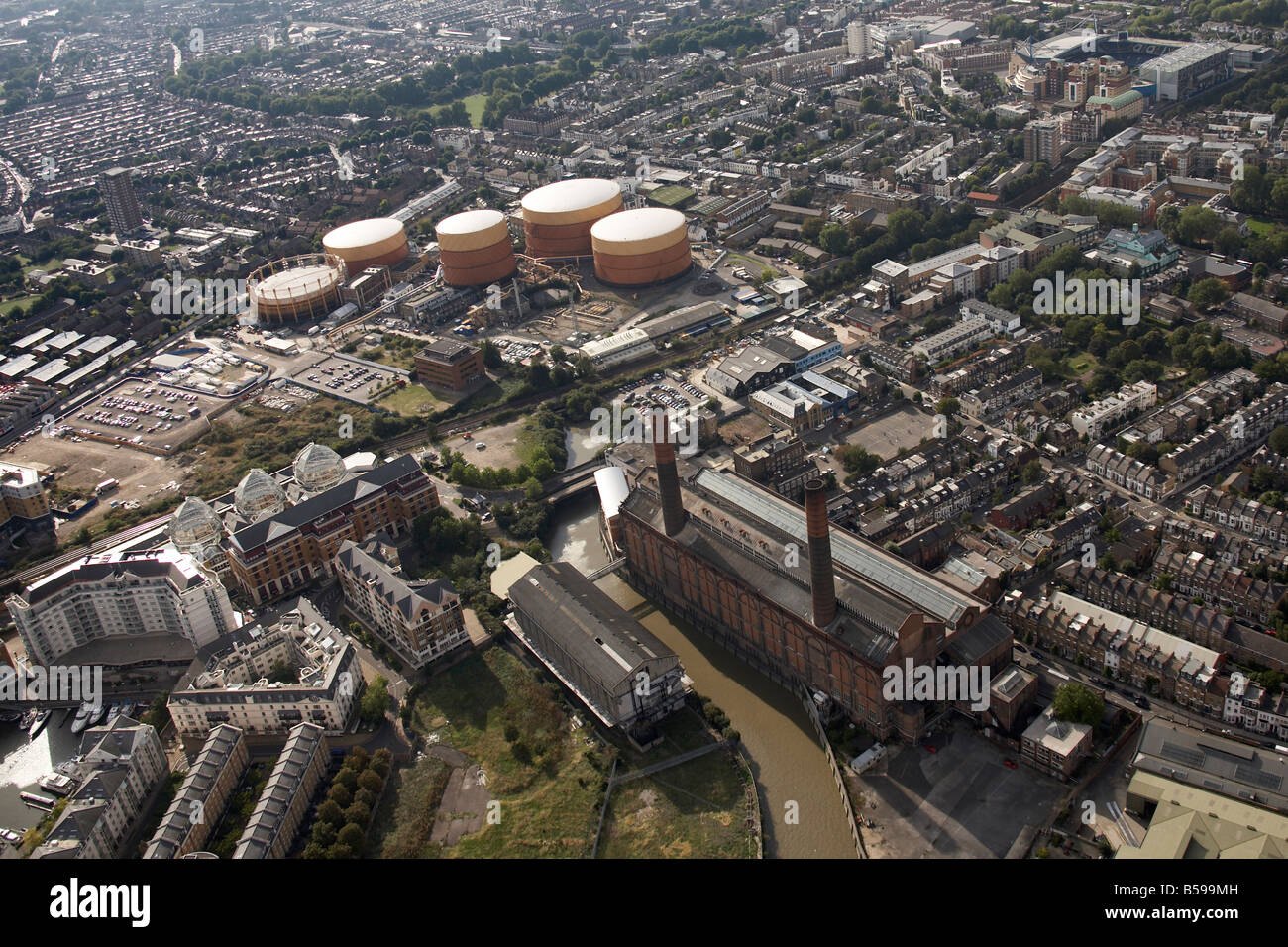 Vue aérienne nord-ouest de l'usine à gaz du ruisseau Chelsea Sands fin maisons de banlieue verte Waltham West Brompton, Londres SW6 SW10 Angleterre Banque D'Images