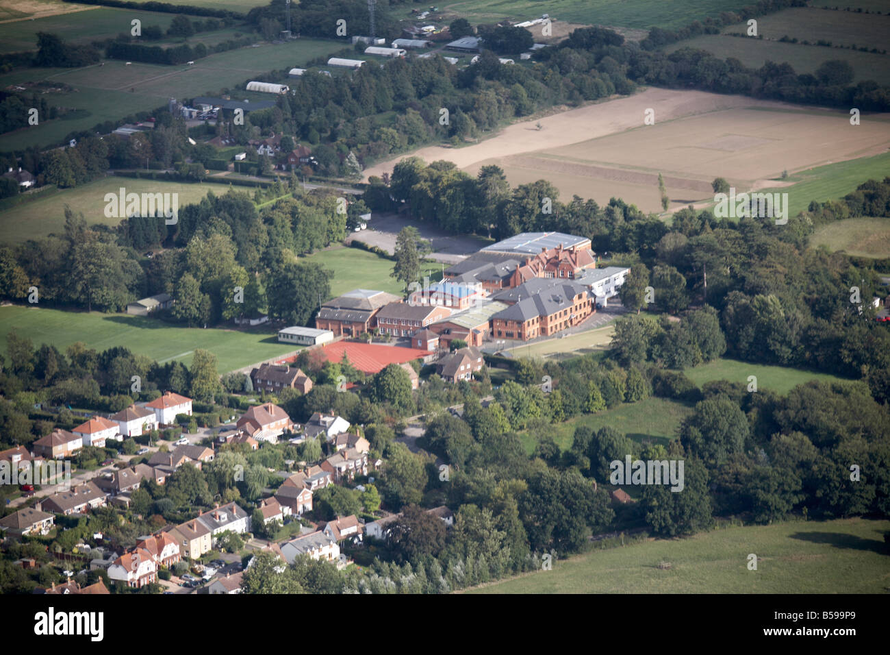 Vue aérienne au sud-est de l'école pays maisons de banlieue Cranmore Epsom champs Road West Horsley Leatherhead Surrey KT24 Angleterre Banque D'Images