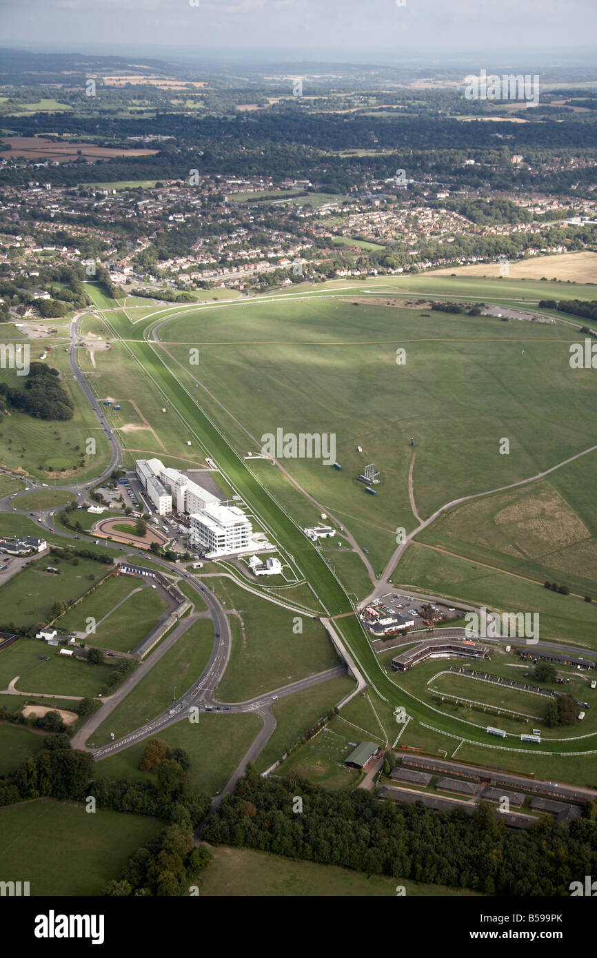 Vue aérienne sud-est de l'Epsom Downs Race Course Grand Stand Le Paddock Langley Vale Road Ashley Road Grand Londres KT18 UK Banque D'Images