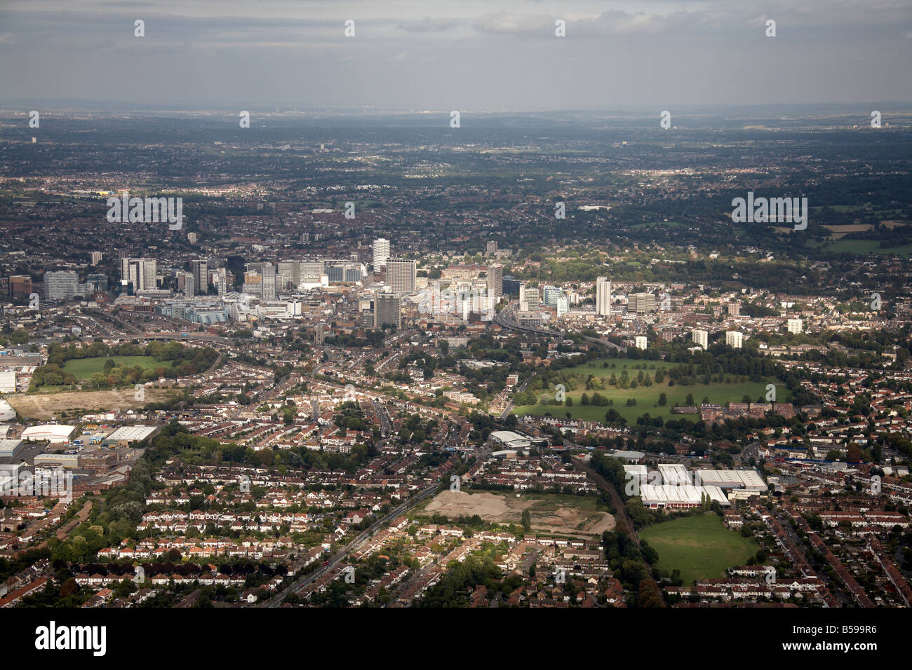 Vue aérienne east Fiveways Corner Duppas Hill Terrain de sport maisons de banlieue Wandle Park tower blocks Grand Londres Croydon CR0 Banque D'Images