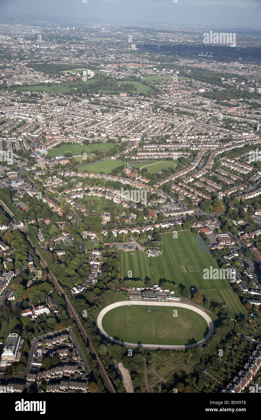 Vue aérienne nord-est de l'Herne Hill Velodrome terrains de sport maisons de banlieue de la ligne de chemin de fer 76200 Village London SE21 SE22 UK Banque D'Images