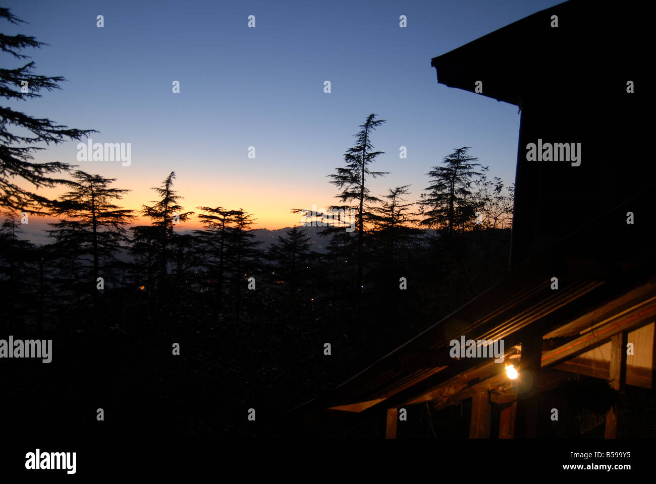 Une soirée coucher du soleil d'une maison sur les collines dans un station de Simla, dans l'Himachal Pradesh, Inde, Asie Banque D'Images