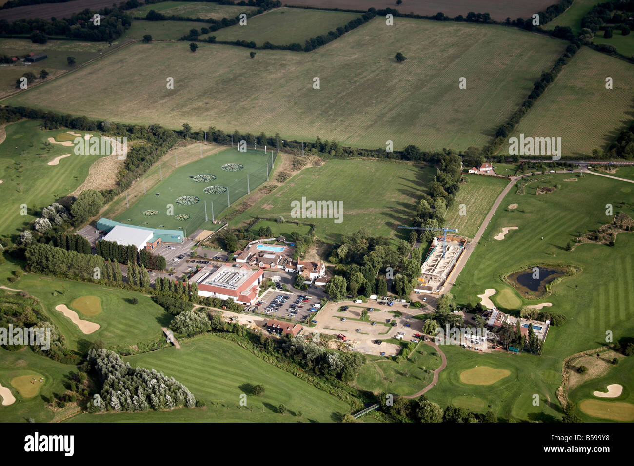 Vue aérienne au sud-est de la forêt d'Epping Golf and Country Club House piscine Hall Rockfield Road abréger les champs Pays UK Banque D'Images