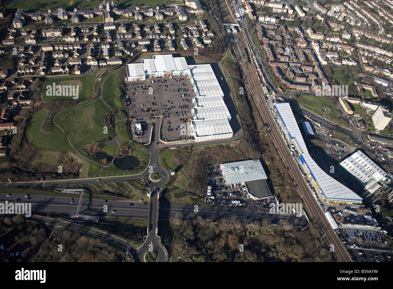 Vue aérienne au nord-ouest de pont Friern Retail Park depot ligne de chemin de fer de banlieue une façon Pinkham406 maisons New Southgate London N11 Banque D'Images