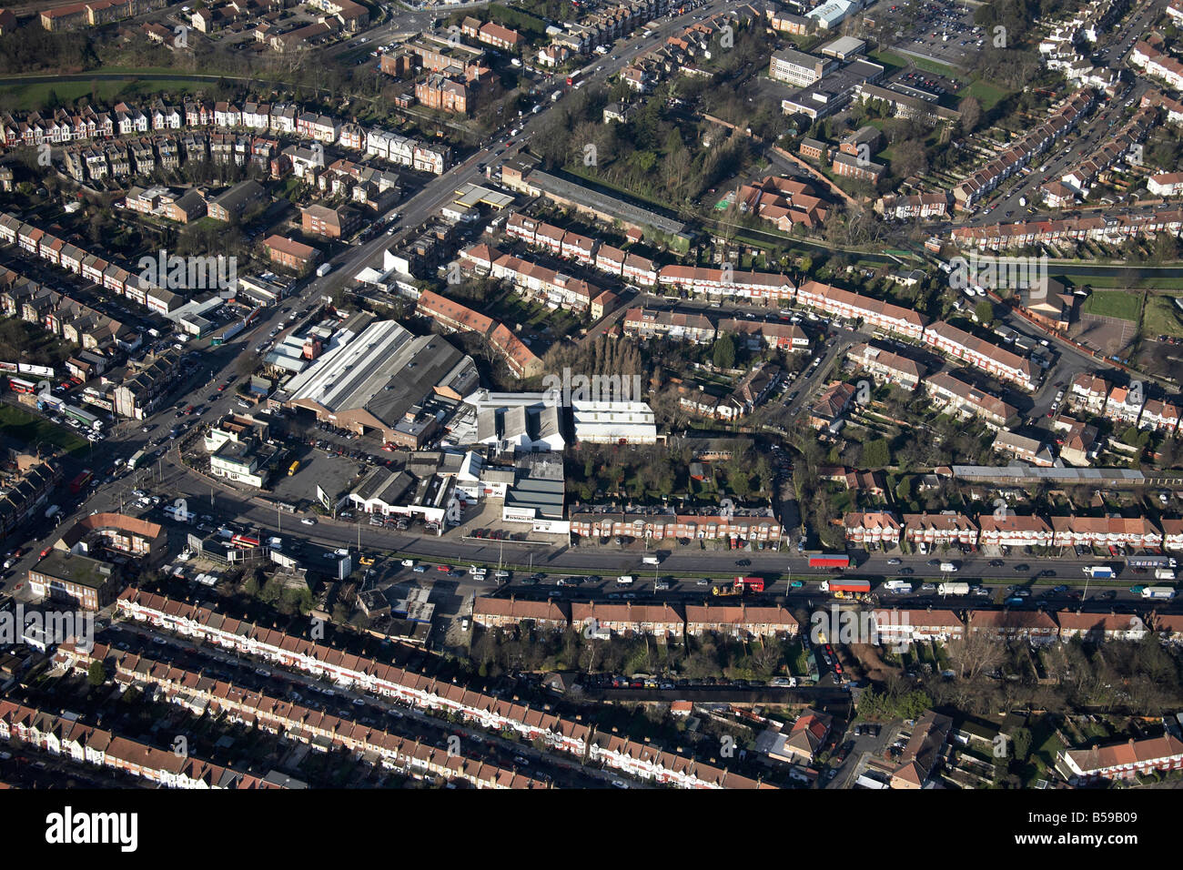 Vue aérienne au nord-ouest de Green Lanes North Circular Road maisons de banlieue Ave Industrial Estate Pymme s Brook London N13 UK Banque D'Images