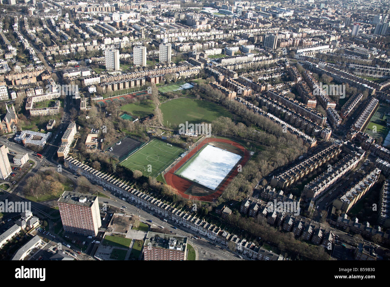 Vue aérienne est de Paddington Recreation Ground cricket ground Kilburn Park Rd maisons de banlieue à tour de blocs Maida Vale London Banque D'Images