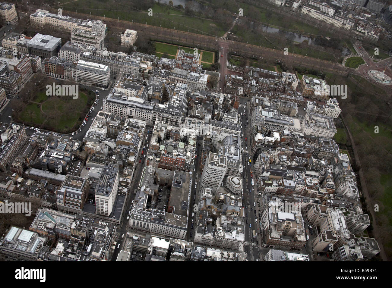 Vue aérienne au sud-est de St James's Park Palace Square Street Piccadilly Clarence House inner city buildings Londres SW1 Angleterre Banque D'Images