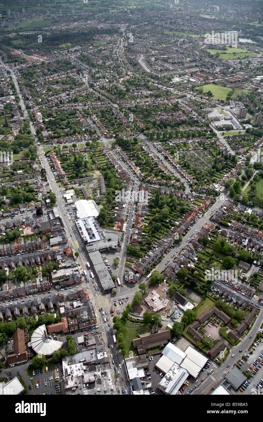 Vue aérienne de la banlieue sud-ouest de terrains de sport maisons garage Shell supermarché Sainsbury s Alcester Road South Birmingham B14 Banque D'Images