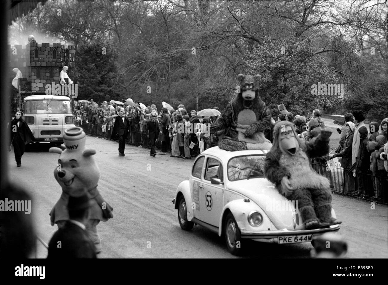 Les personnages de Walt Disney le livre de la Jungle film vu ici équitation sur Herbie dans la 'Pâques' parade, Battersea Park. Mars 1975 Banque D'Images