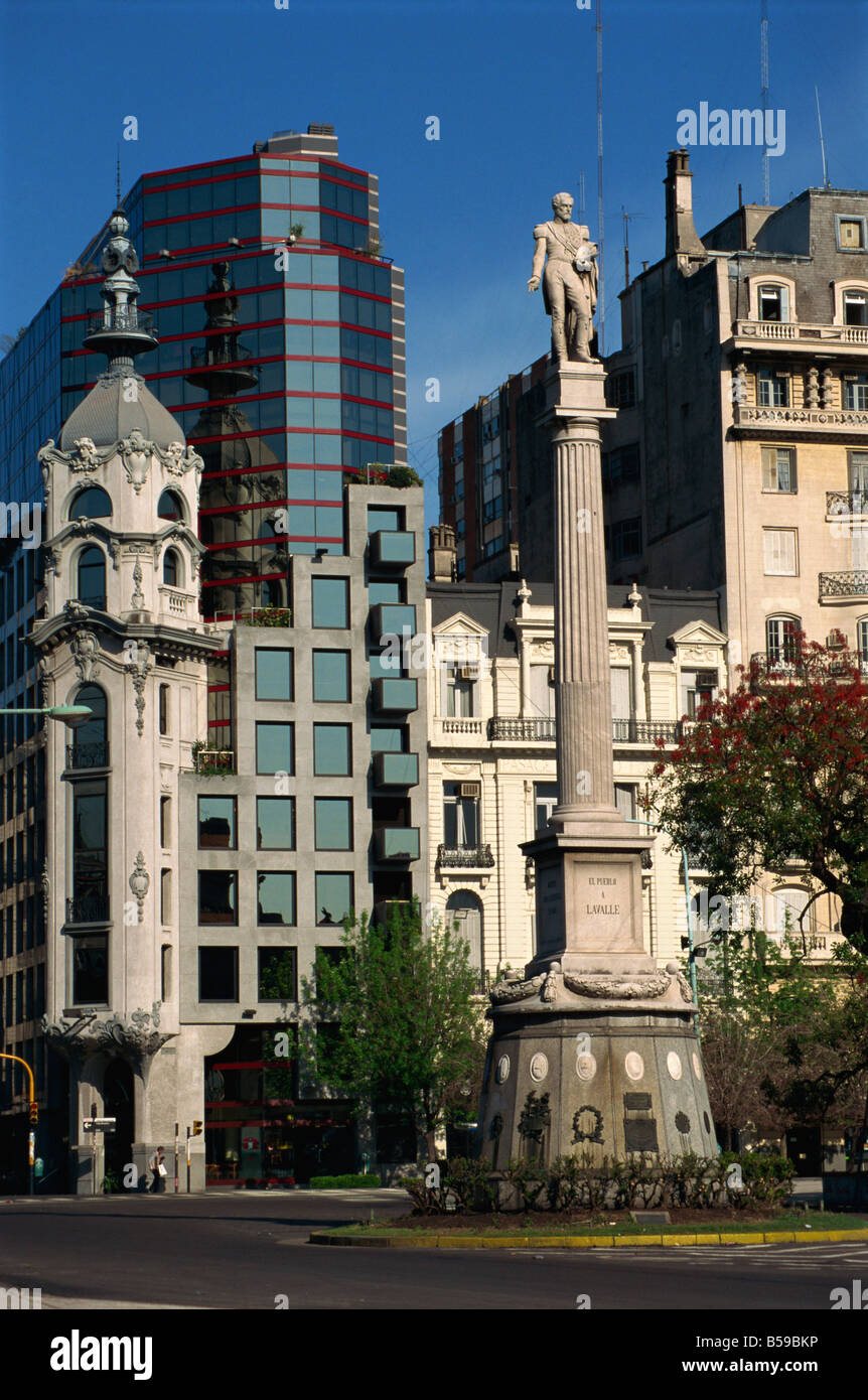 L'architecture de la Plaza Lavalle et statue, Buenos Aires, Argentine, Amérique du Sud Banque D'Images