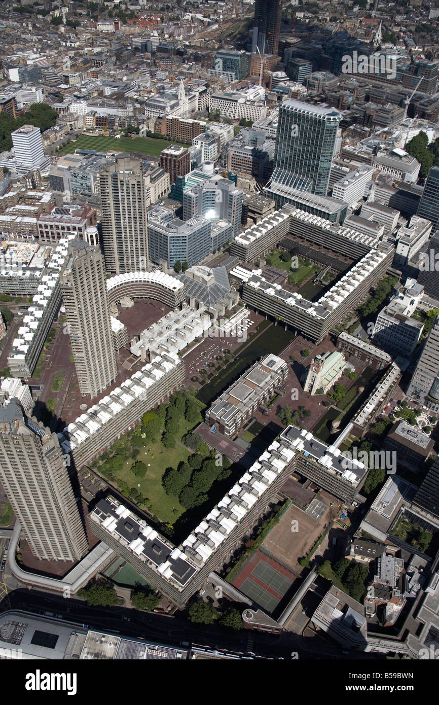 Vue aérienne de l'est du centre Barbican Guildhall School of Music and Drama HAC Jardins Royal Artillery tower blocks London EC2 Banque D'Images