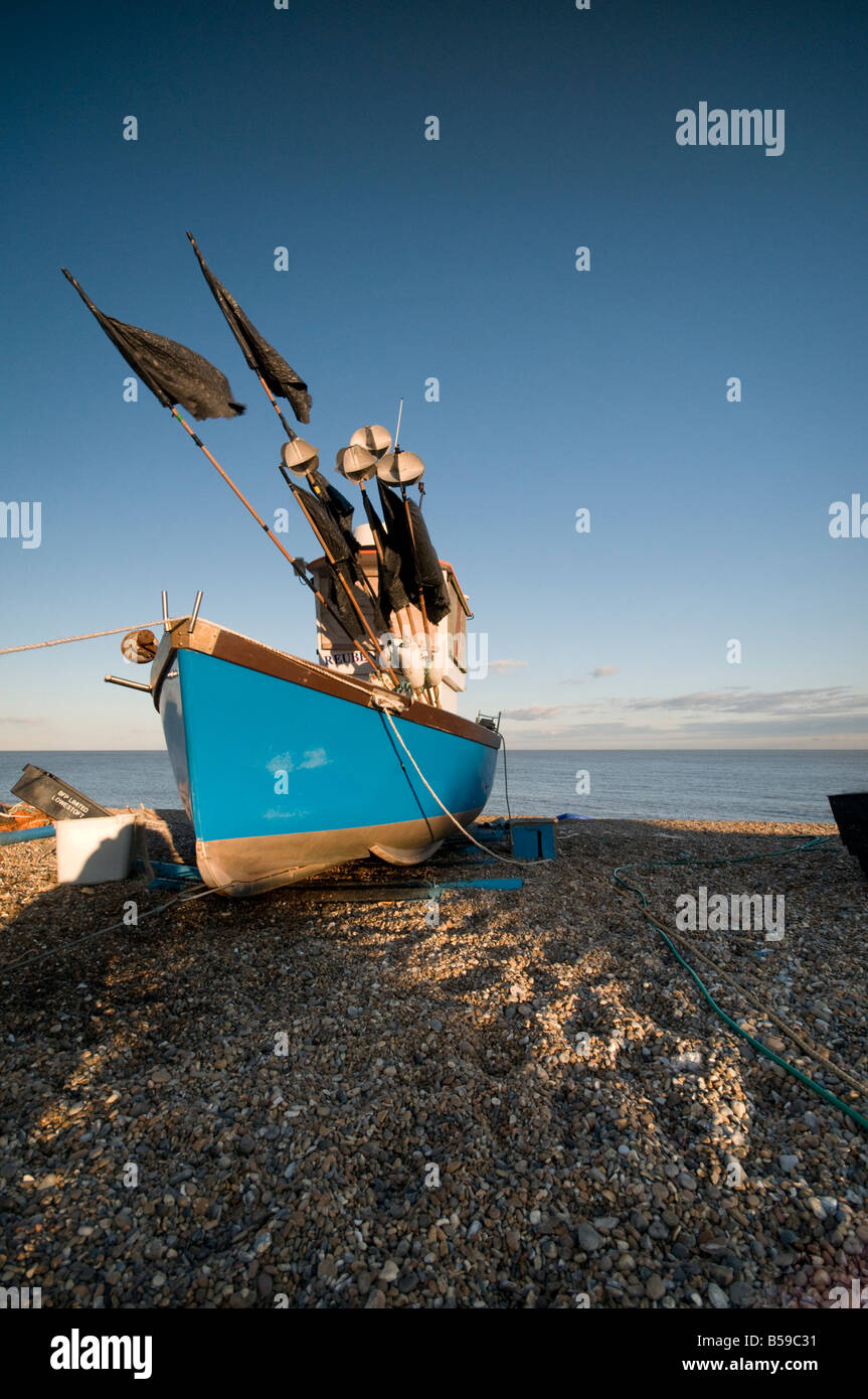 Bateau de pêche sur la plage d'Aldeburgh, Suffolk, UK Banque D'Images