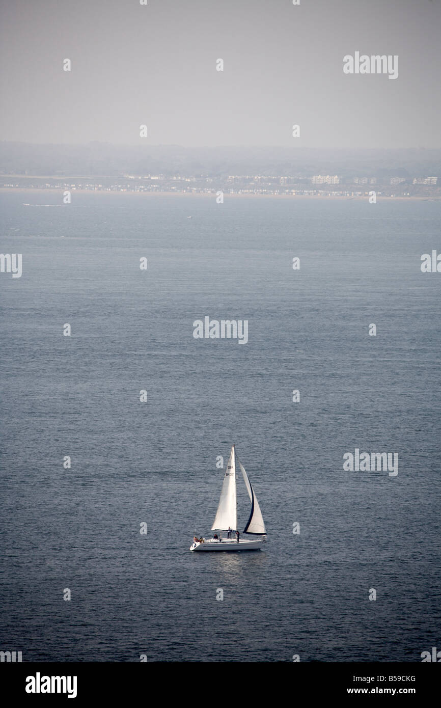 Yacht à voile dans l'Alun Bay Ile de Wight Angleterre UK Banque D'Images