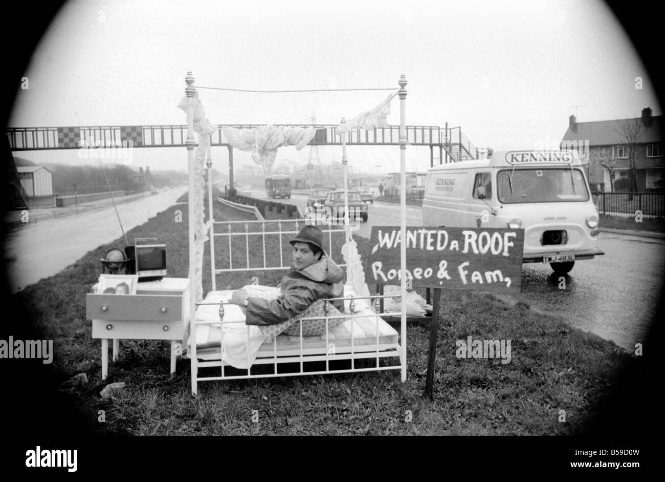 Romeo Meli accroupi contre la pluie battante dans un lit comme les camions de le percer à jour passé. C'est une sieste sur l'herbe de la division d'une double voie de chariot dans une tentative de sauver son vouée cottage. Il est le dernier homme de gauche regrettent la disparition de la déserté de Groes près de Port Talbot, Glam. Les 21 autres familles ont déjà quitté disparu. Avril 1975 75-1947-002 Banque D'Images