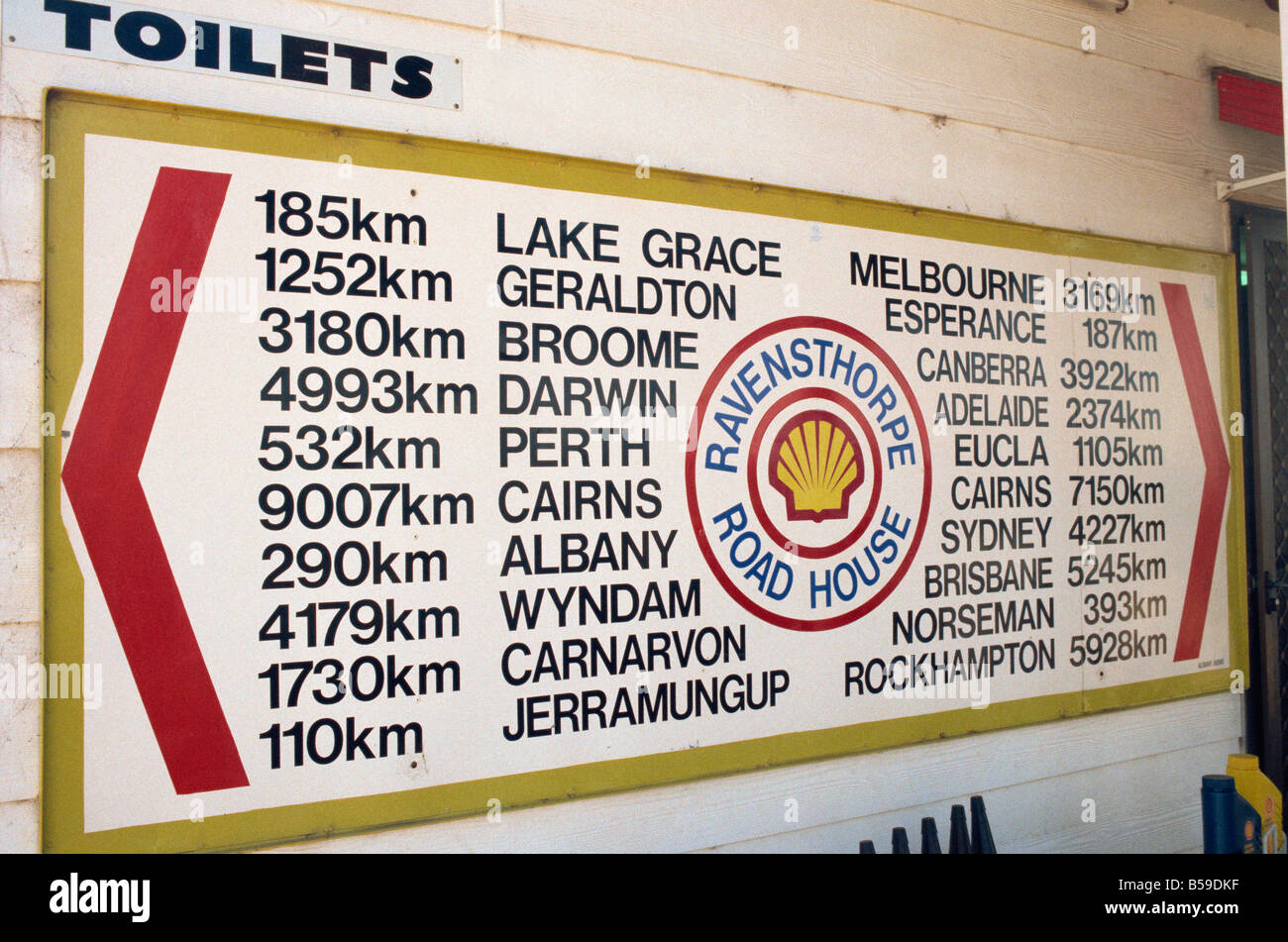Distance de la station Shell liste indiquant les distances pays Ravensthorpe en Australie occidentale Australie Pacifique Banque D'Images