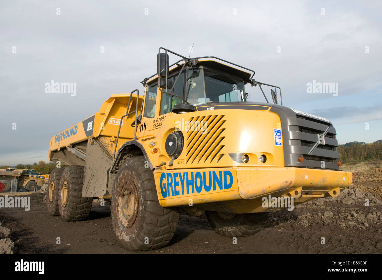 Terre eathmover auteur grand camion grand camion Volvo construction déménagement carrière jaune boue lourde roue roues boueuses Banque D'Images