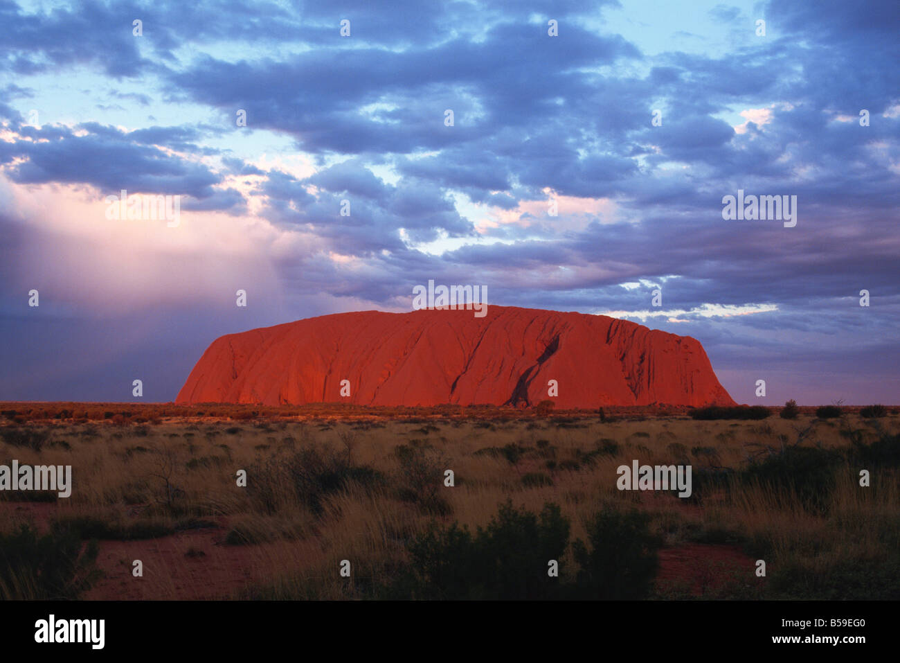 Uluru (Ayers Rock), le Parc National d'Uluru-Kata Tjuta, UNESCO World Heritage Site, Territoire du Nord, Australie, Pacifique Banque D'Images