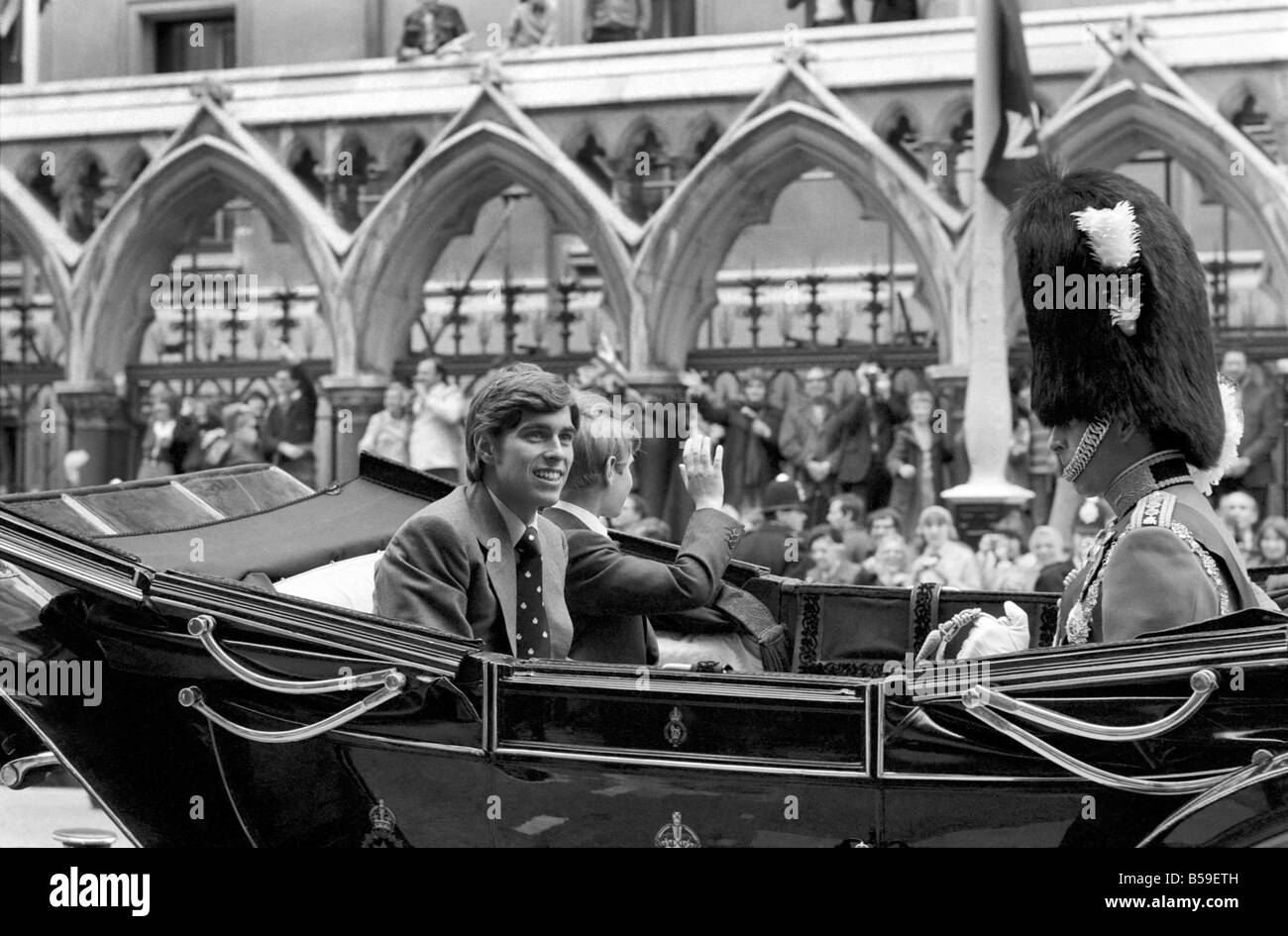 Le prince Andrew : assis à l'arrière d'une calèche au cours des célébrations du jubilé d'argent ;Juin 1977 ;R77-3225J Banque D'Images