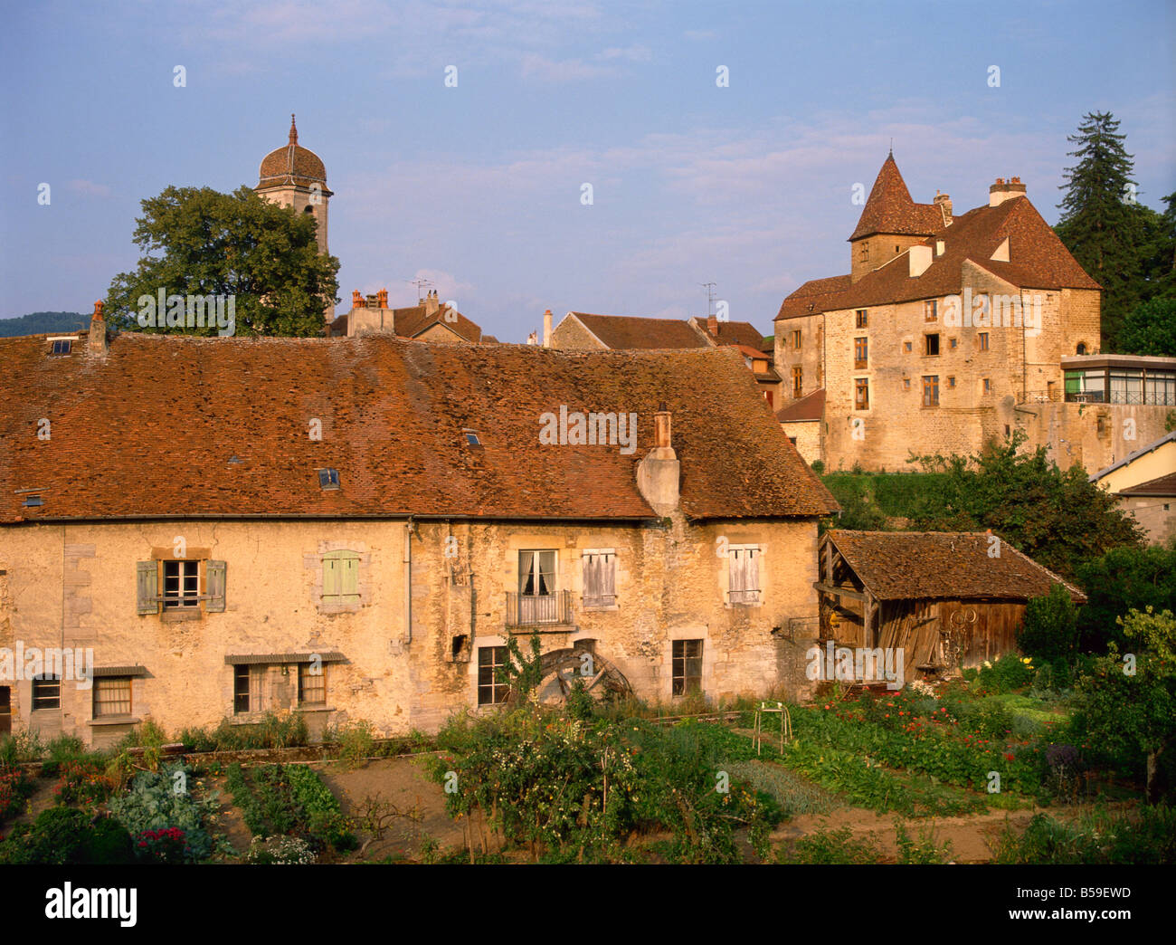 Maisons anciennes en pierre à Arbois, une ville associée à Pasteur, Franche-Comte, France Banque D'Images