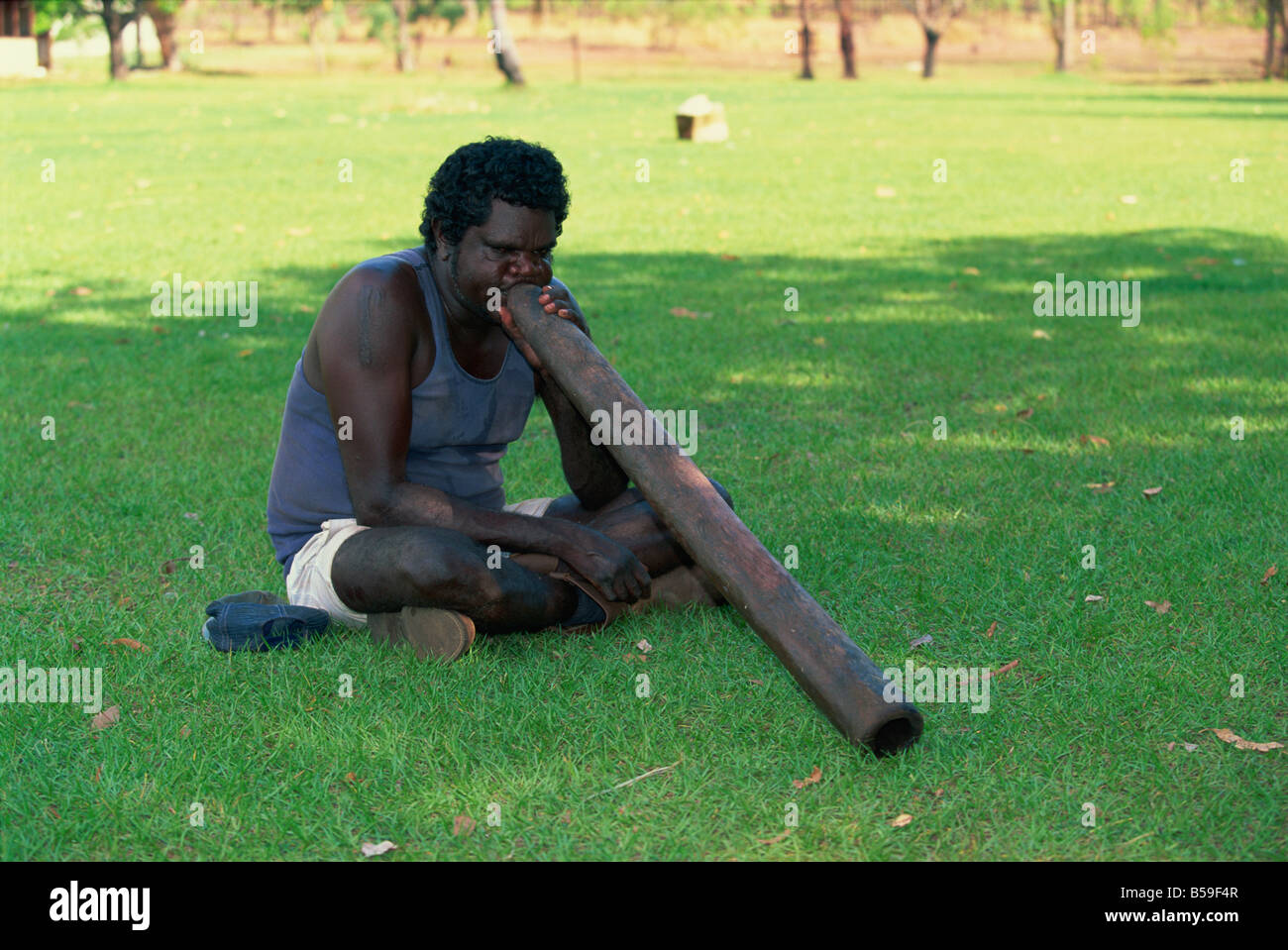 Le didgeridoo jouant des autochtones à Manyallaluk communauté autochtone au nord-est de Katherine, Territoire du Nord, Australie Banque D'Images