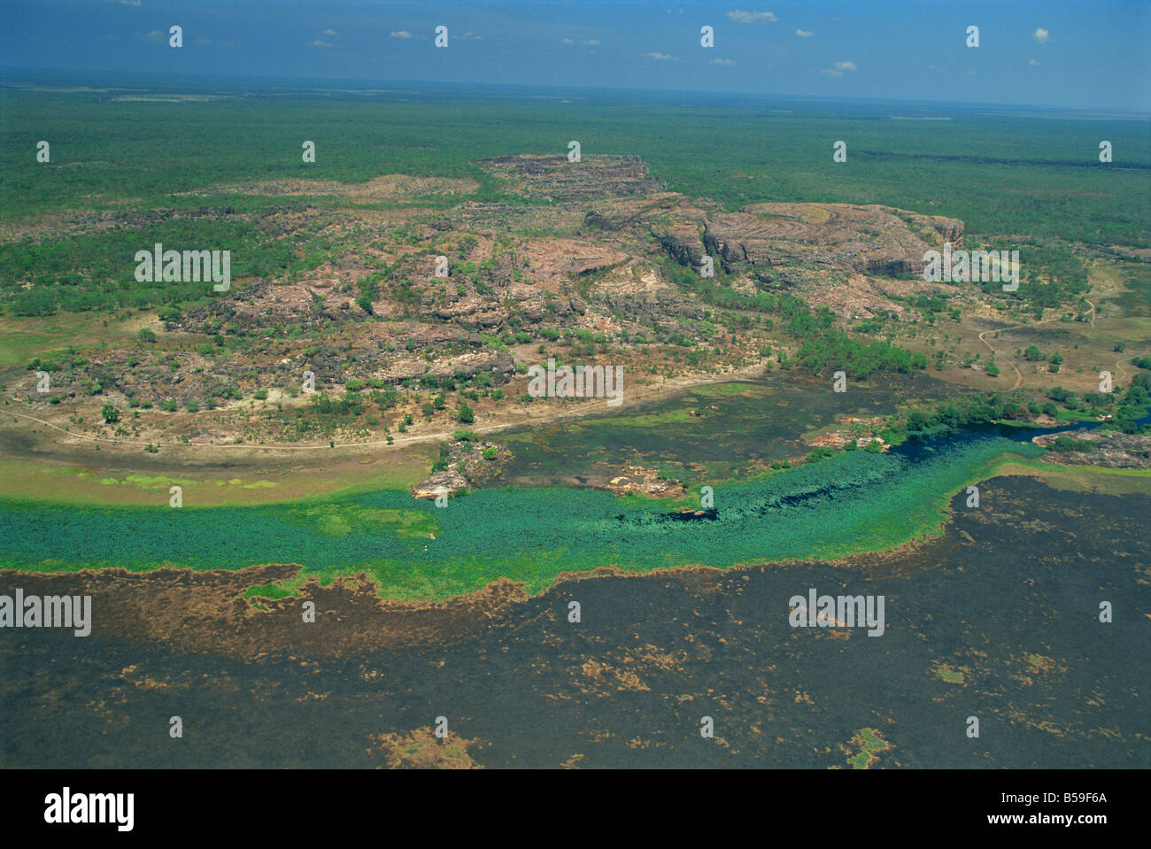 Un billabong, sur la plaine inondable de la rivière Alligator est près de la frontière de l'Arnhemland et Parc National de Kakadu, Australie Banque D'Images