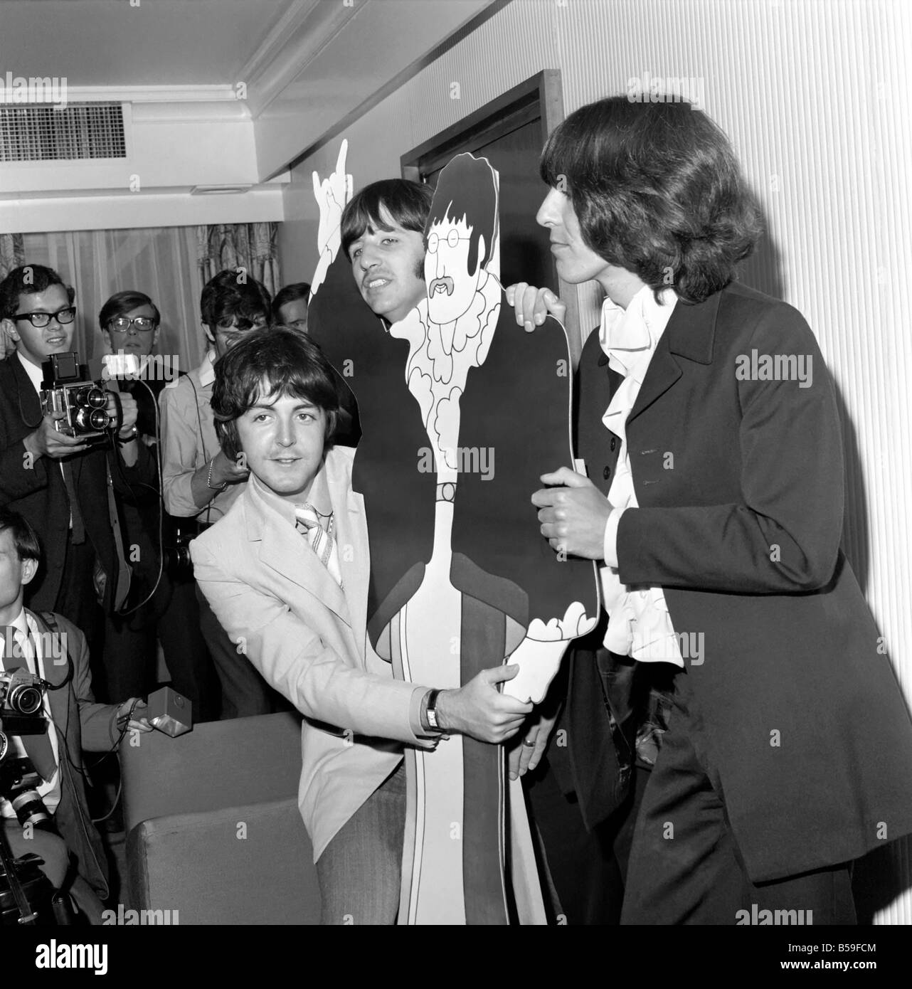 Première du film du nouveau film sous-marin jaune des Beatles au London Pavilion. ;L-R Paul McCartney, Ringo Starr et George Harrison Banque D'Images