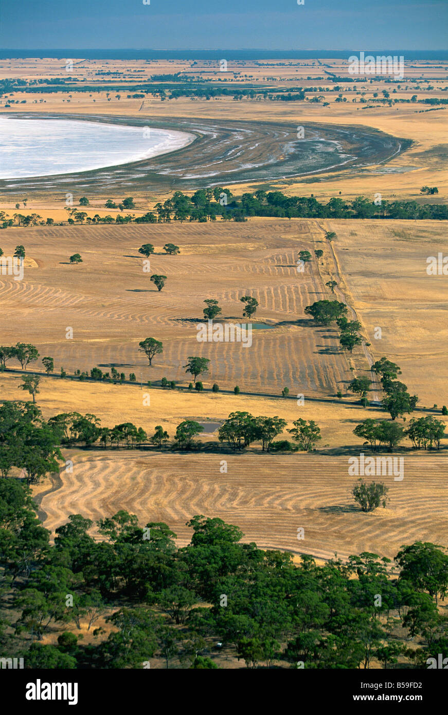 Les champs récoltés et la mitre de pan sel lac près de Le Mont Arapiles sur le Wimmera, Victoria, Australie, Pacifique Banque D'Images