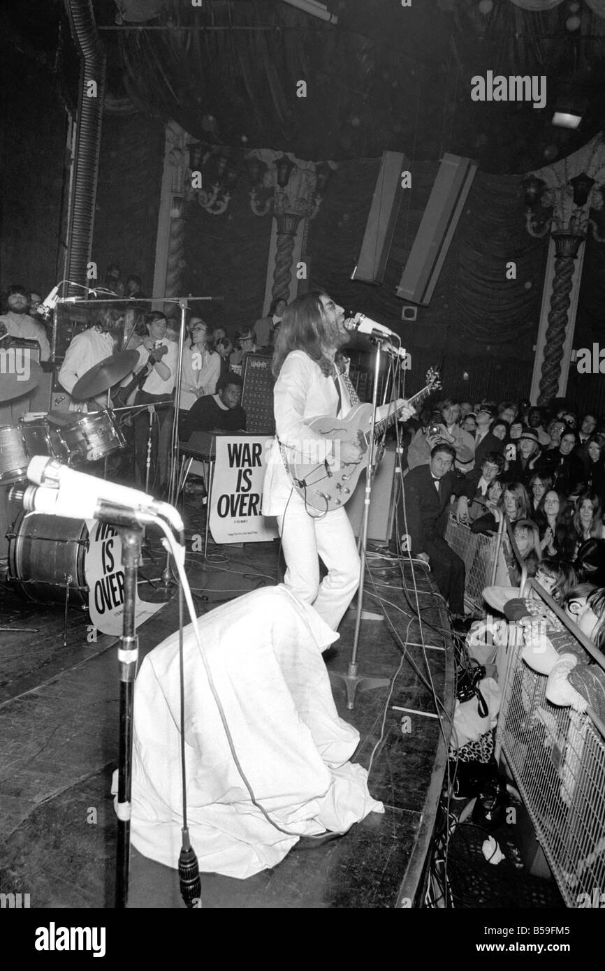 John Lennon et Yoko Ono sur la scène du Lyceum. ;John était de jouer en  live pour la première fois depuis 1966. ;Yoko est dans le sac. ;Décembre  1969 ;Z12137-002 Photo Stock - Alamy