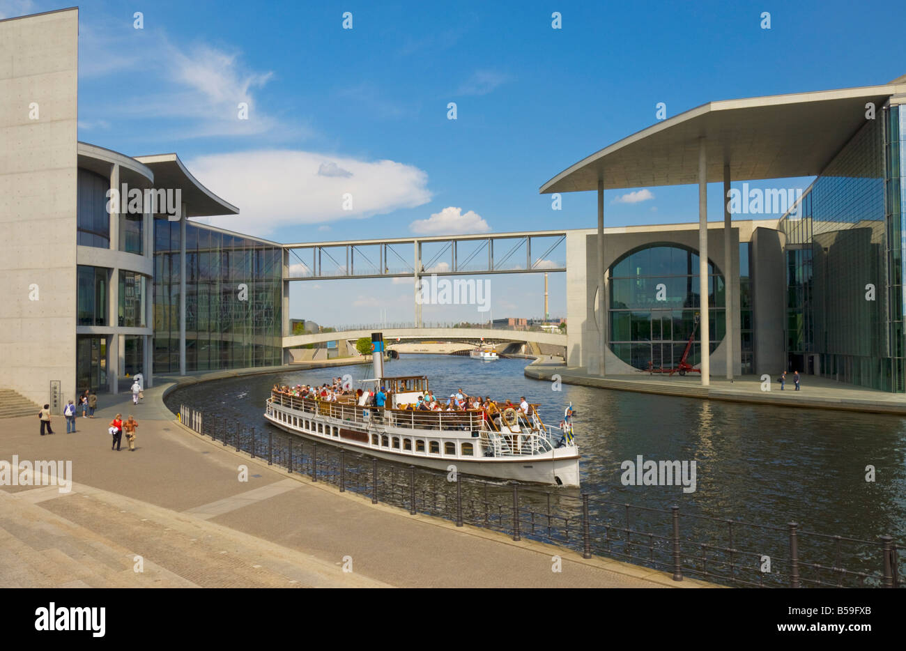 Bateau de croisière touristique sur la rivière Spree passant le Marie-Elizabeth-Luders et Paul-Lobe Haus-Haus, Berlin, Allemagne Banque D'Images