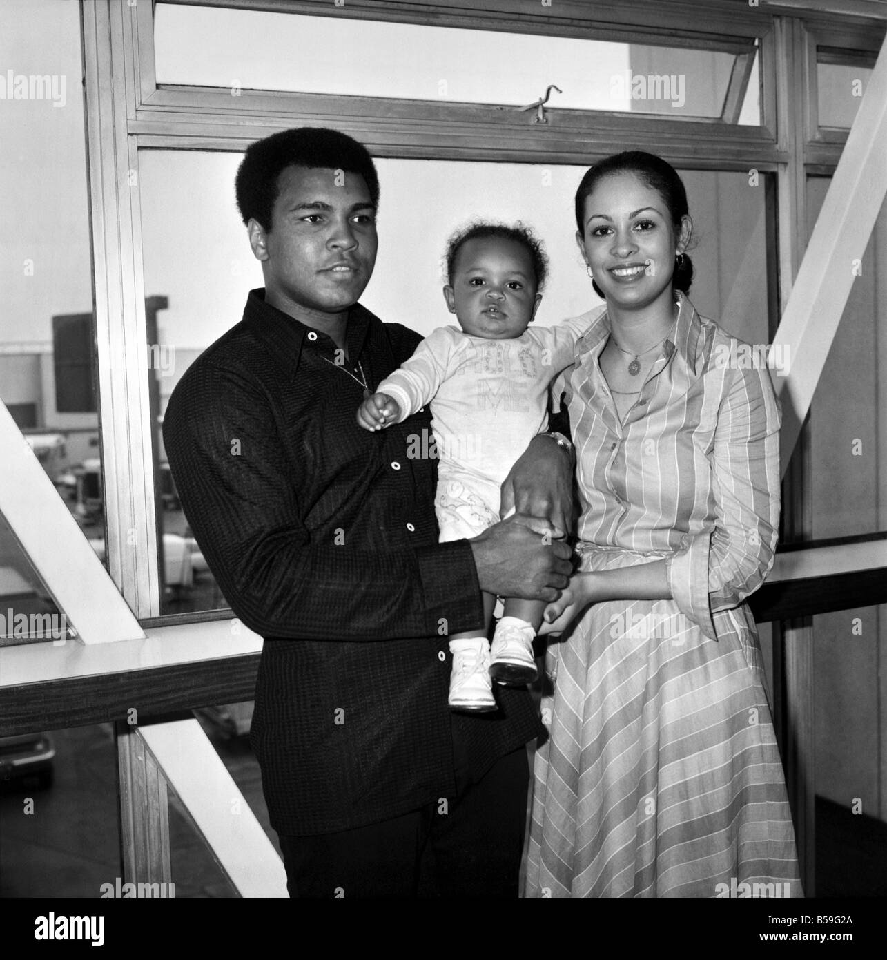 Mohammad Ali avec son épouse Veronica et bébé Hanna à l'aéroport d'Heathrow d'aujourd'hui. Août 1977 77-04380-001 Banque D'Images